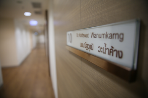 Bumrungrad International Hospital Dr. Nattawut Wanumkarng